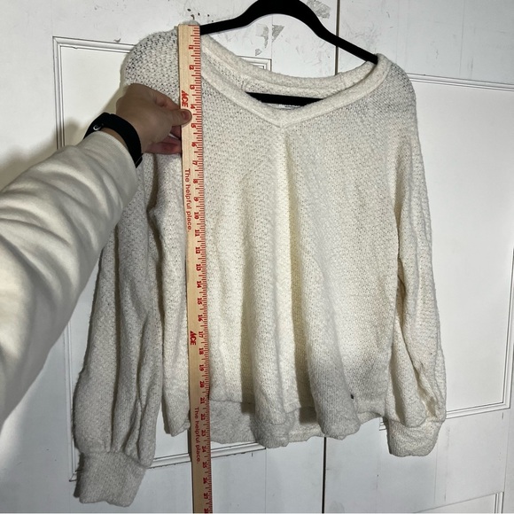 Hollister Cream V-Neck Sweater Knit Size Medium - Picture 3 of 6
